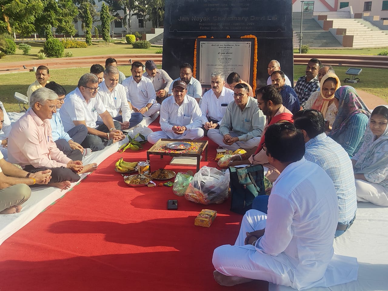 देवीलाल जयंती पर आयोजित हवन यज्ञ में भाग लेते यूनिवर्सिटी स्टाफ।