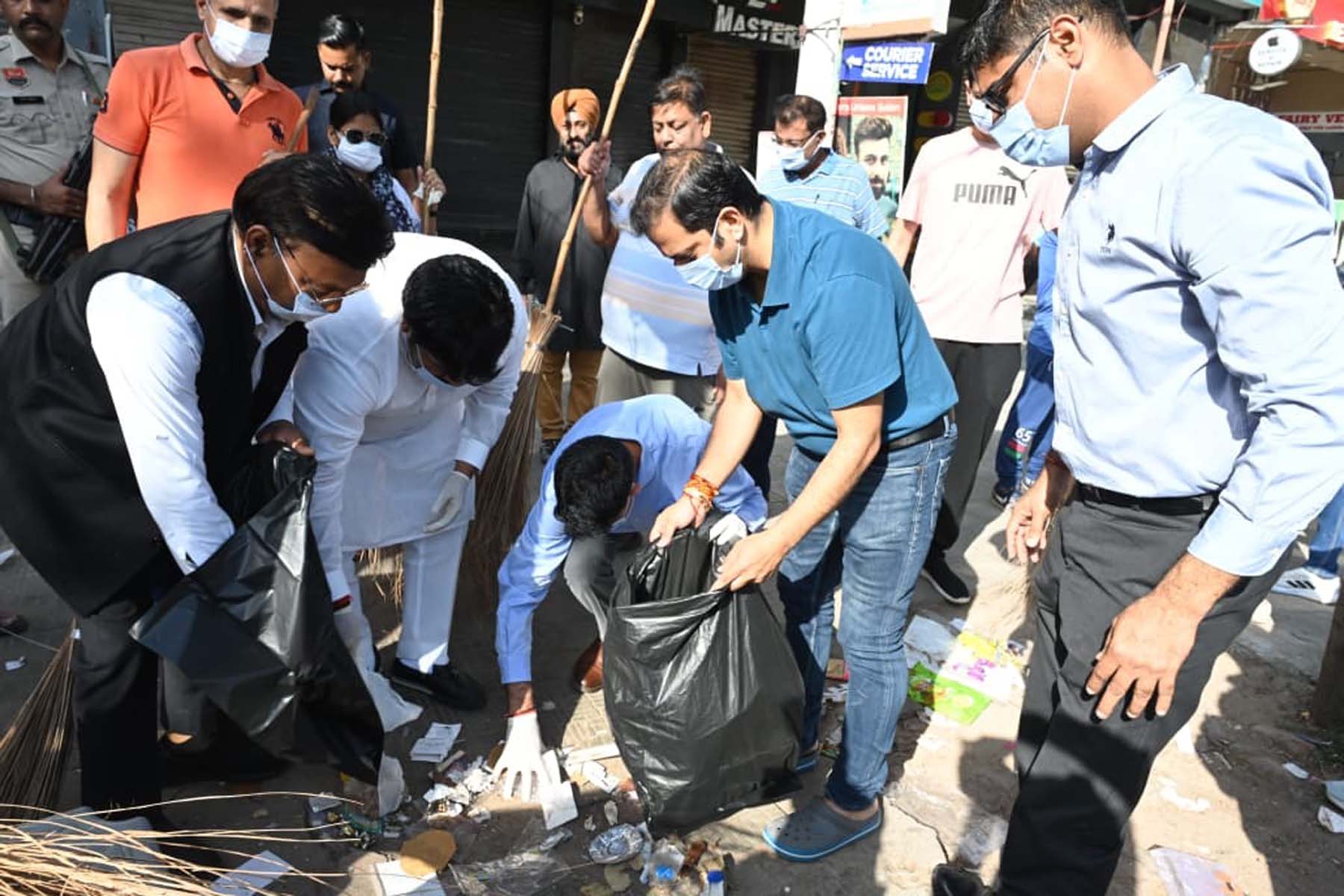 गुरुग्राम में मेगा श्रमदान दिवस पर सफाई का शुभारंभ करते विधायक व अन्य लोग।