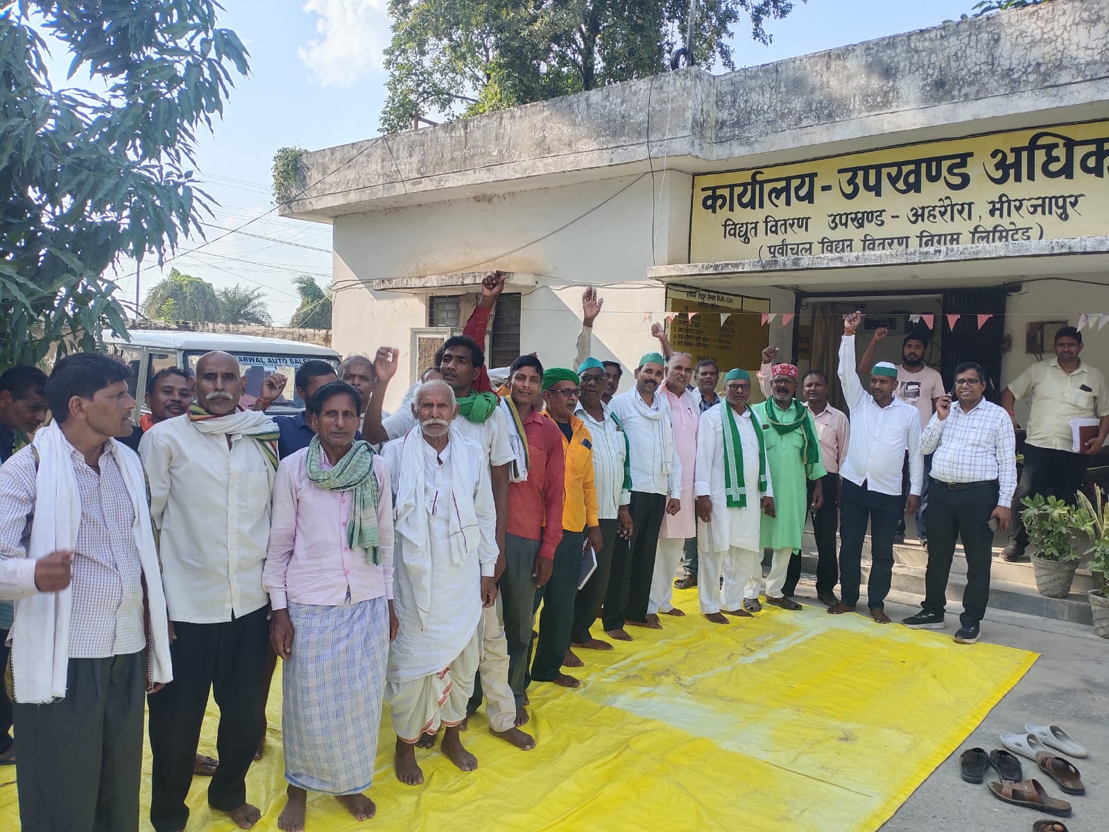 बिजली सब स्टेशन पर प्रदर्शन करते किसान।