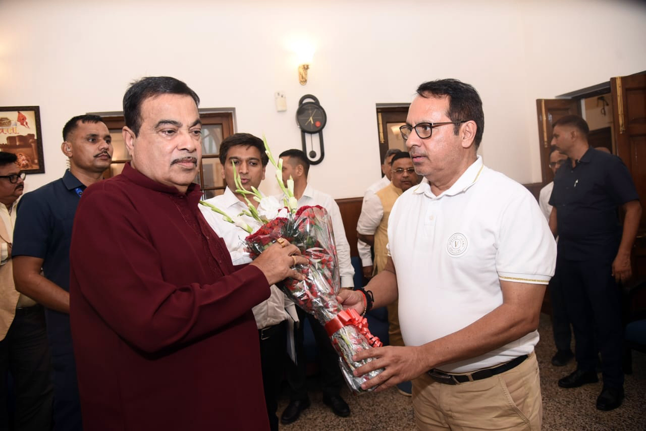 नितिन गडकरी से मिलते राजेश कपूर ।