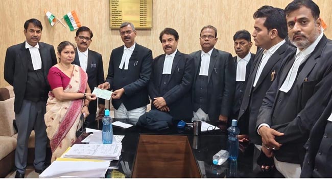 चेक प्रदान करते पदाधिकारी