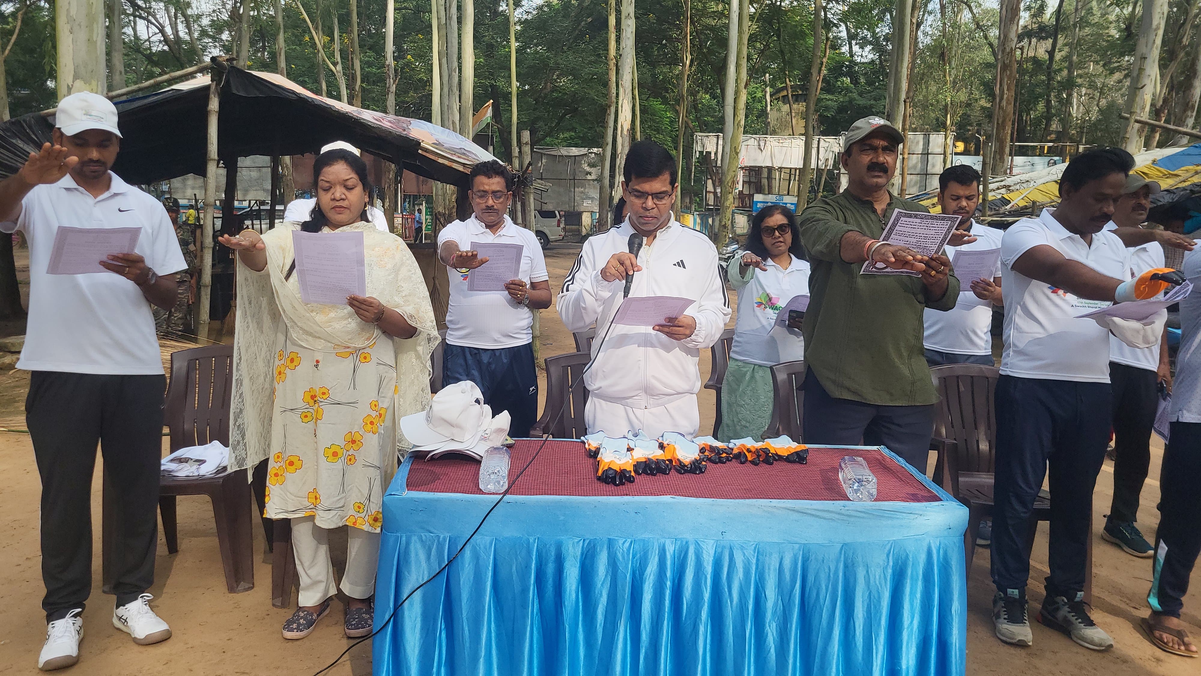 फोटो. शपथग्रहण करते लोग