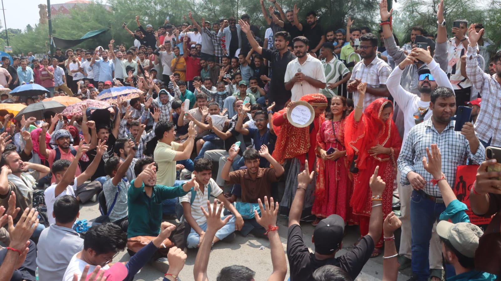 परेड ग्राउंड में धरना देते बेरोजगार।