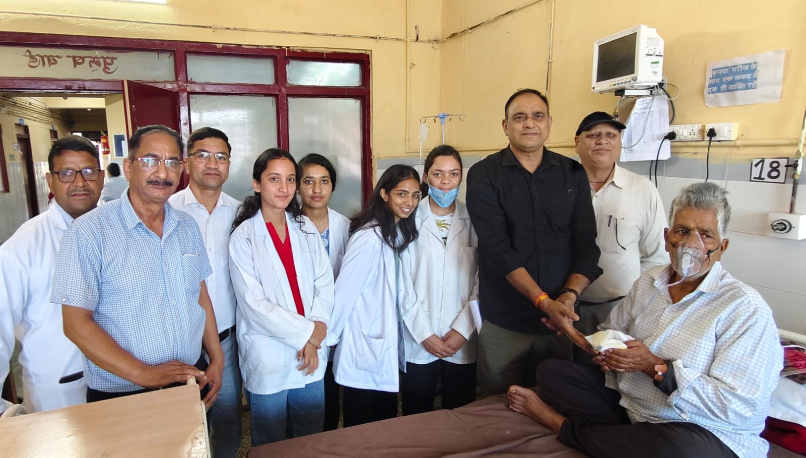 फोटो-26 एनटीएच 23-जिला अस्पताल बौराड़ी में विश्व फार्मासिस्ट दिवस पर फलों का वितरण मरीजों को करते हुए फार्मेसी अधिकारी