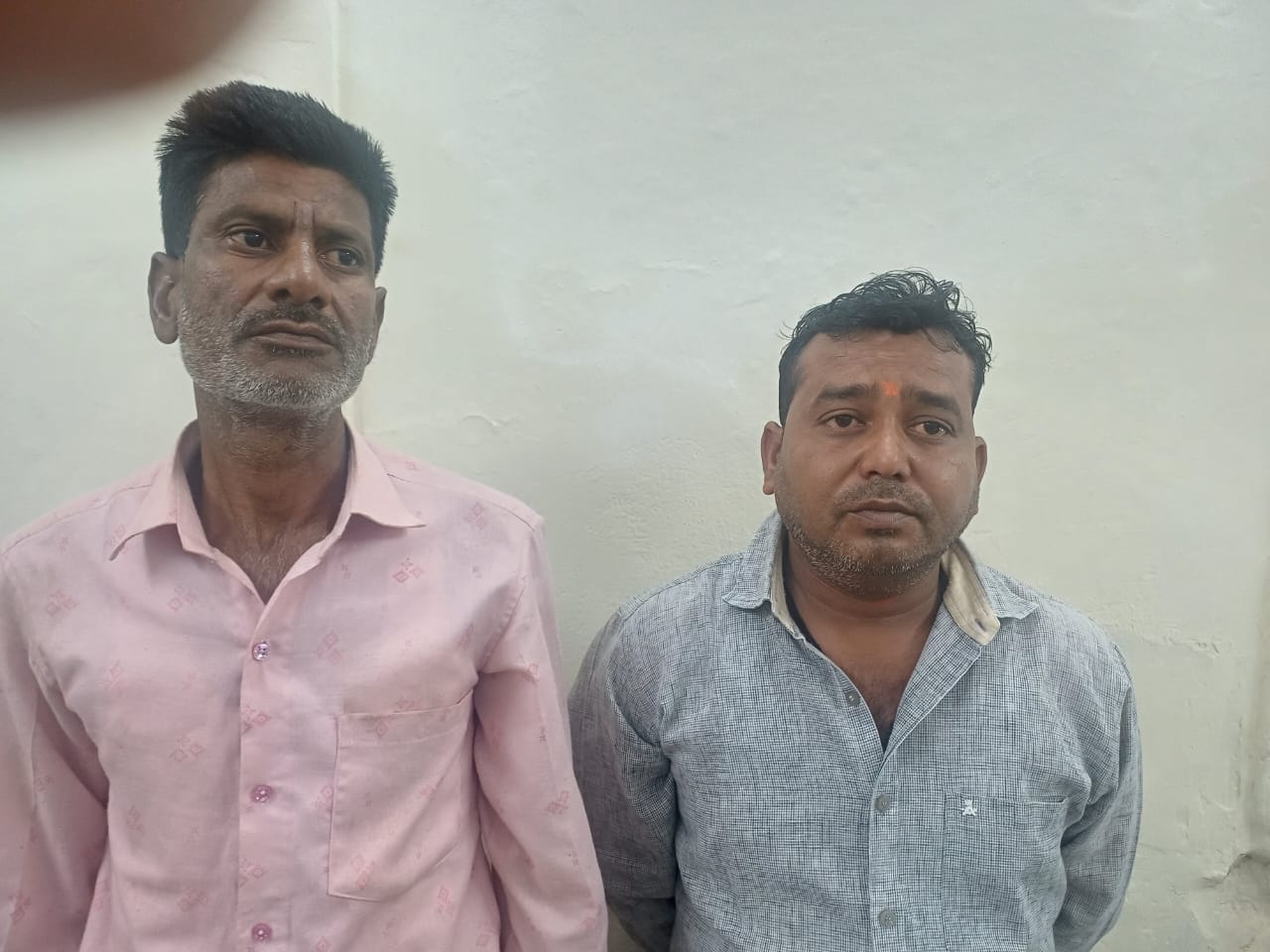 पटवारी व दलाल को पन्द्रह हजार रुपये की रिश्वत लेते गिरफ्तार