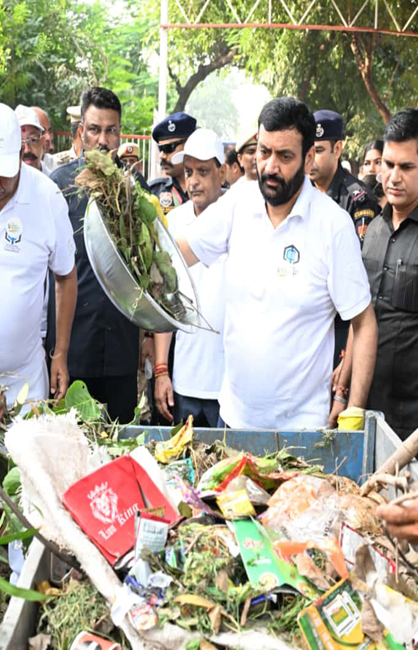 हरियाणा के मुख्यमंत्री नायब सैनी पंचकूला में स्वच्छता अभियान में हिस्सा लेते हुए