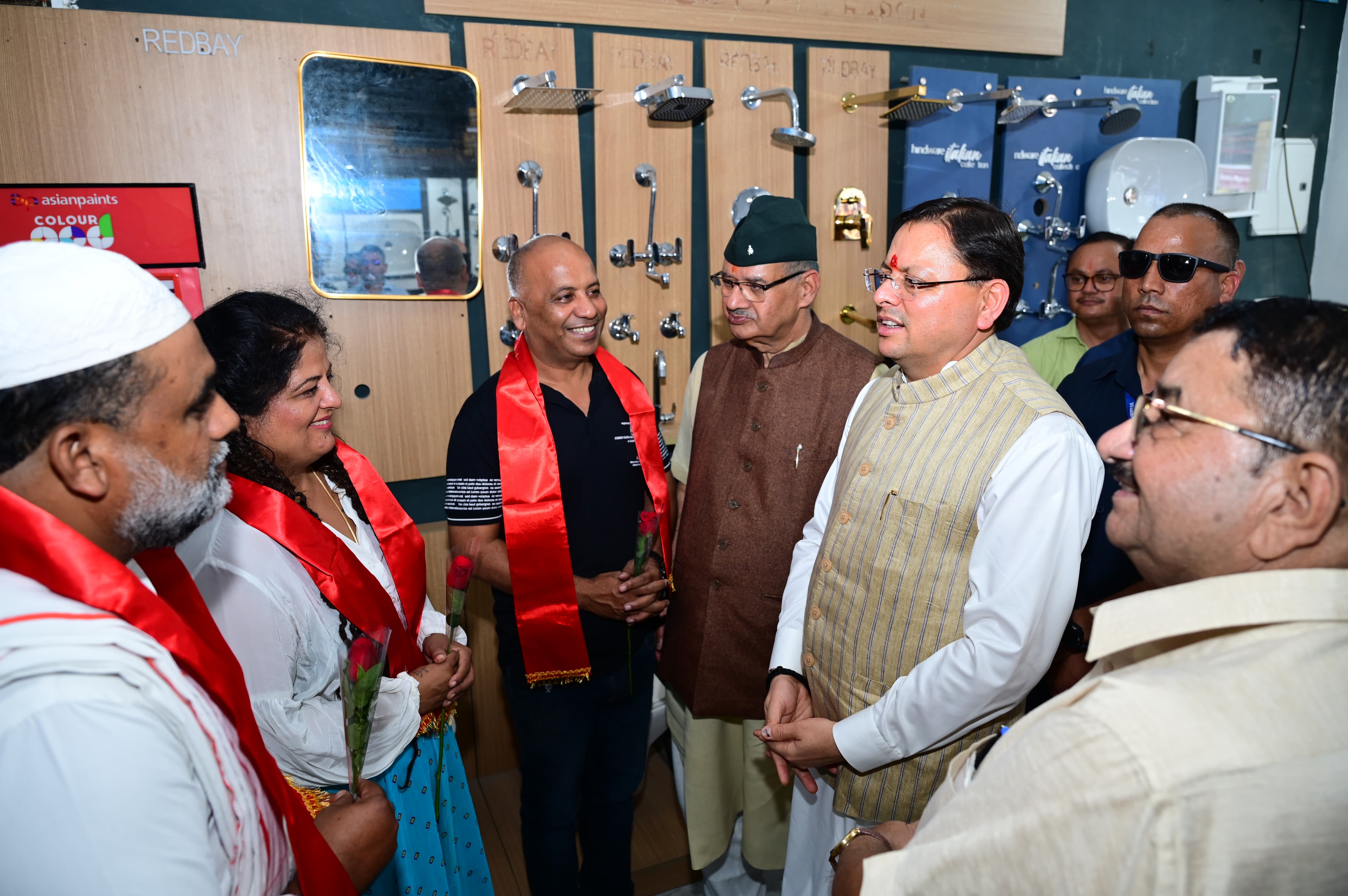 मुख्यमंत्री पुष्कर सिंह धामी सहस्त्रधारा क्रॉसिंग बाजार में भ्रमण के दौरान स्वदेशी उत्पादों को बढ़ावा देने के लिए अपील करते।