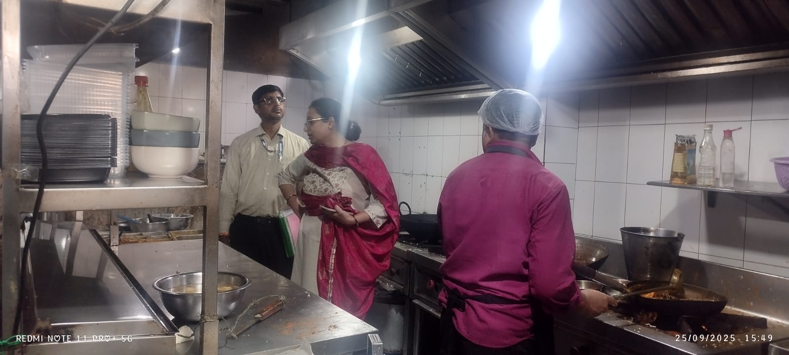 निरीक्षण करते अधिकारी