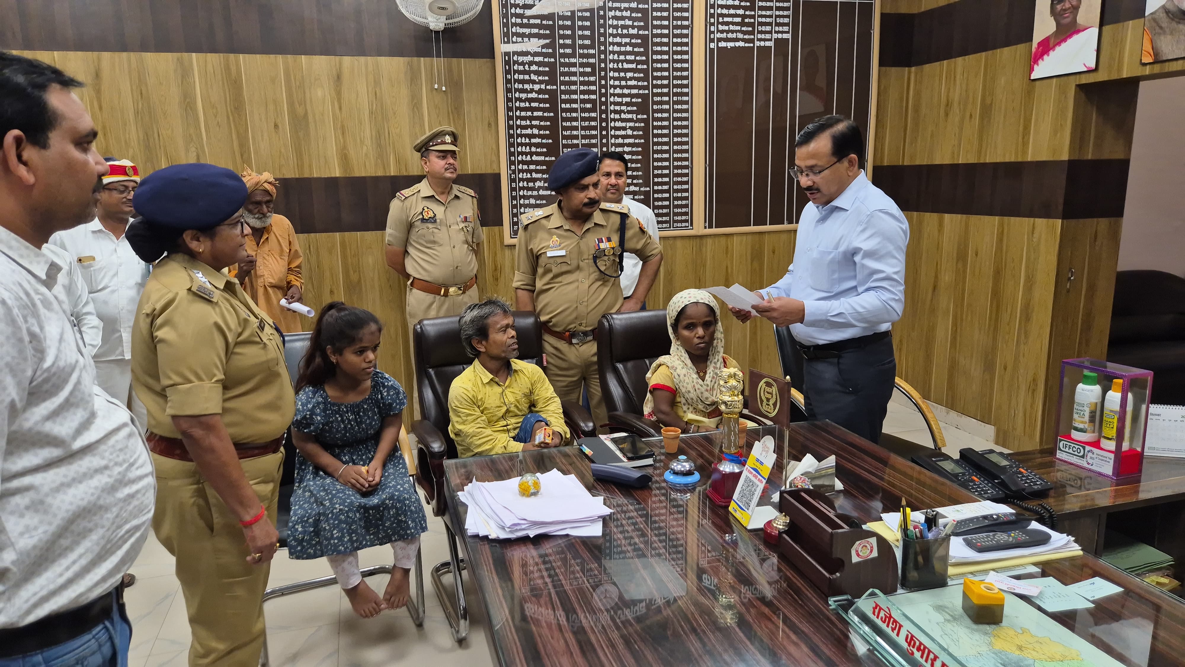 मदद करते जिलाधिकारी