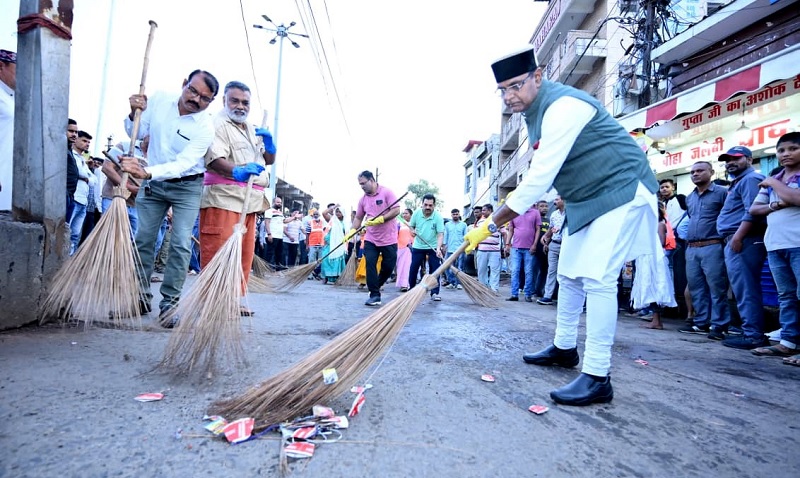 मंत्री विश्वास कैलाश सारंग ने सफाई मित्रों के साथ किया श्रमदान