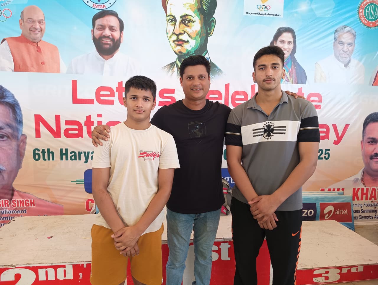 50 मीटर ब्रैस्टस्ट्रॉक में विजेता तैराक अतुल धनखड़ और जयवर्धन राव के साथ कोच साई जाधव
