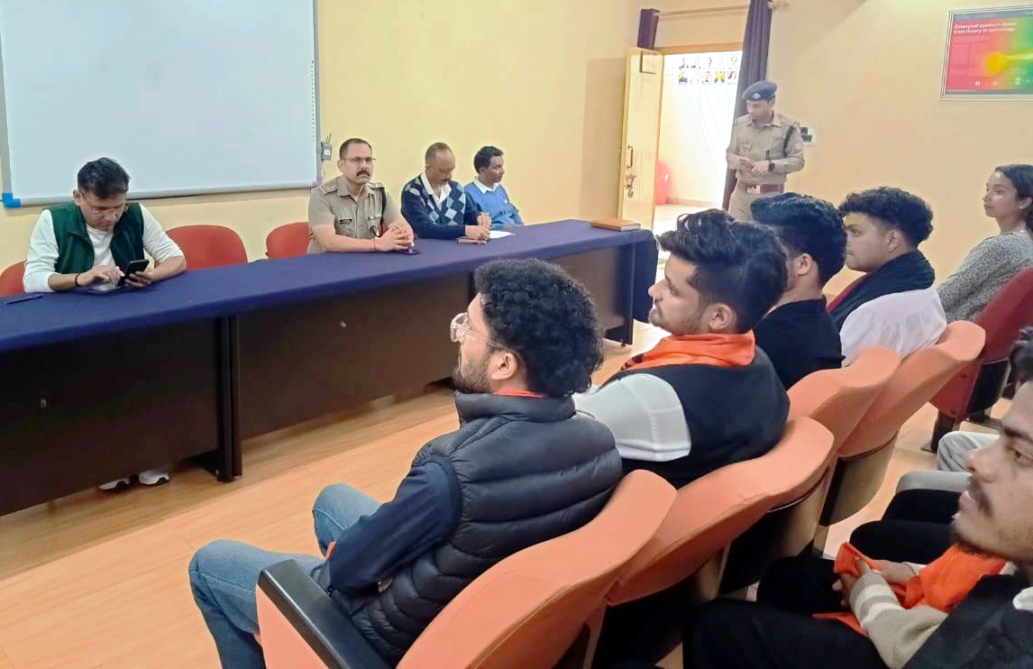 बैठक में उपस्थित छात्र संघ चुनाव लड़ रहे प्रत्याशी।