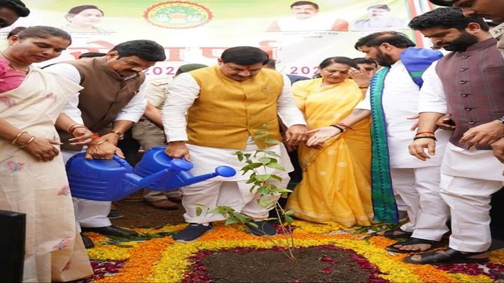 मुख्यमंत्री ने जैसीनगर में सेवा पखवाड़ा के तहत किया पौधारोपण