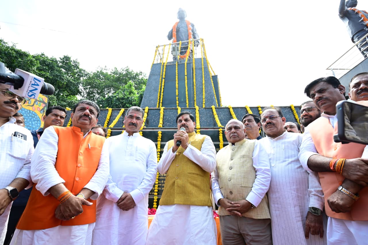 बीजेपी के वरिष्ठ नेतृत्व ने पं. दीनदयाल उपाध्याय की जयंती पर उनकी प्रतिमा पर माल्यार्पण कर कन्या पूजन एवं पौधारोपण किया