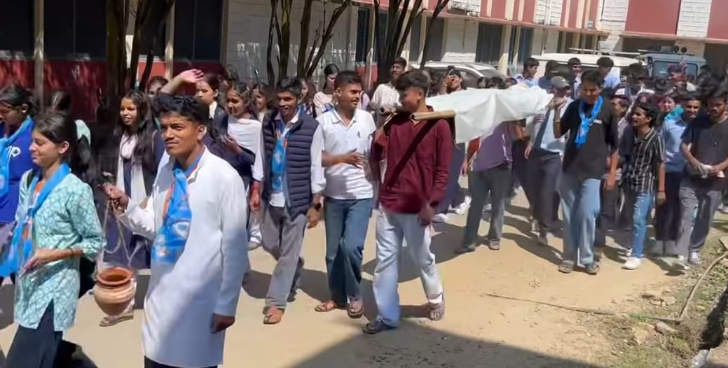 गोपेश्वर में उच्च शिक्षा मंत्री डा. धन सिंह रावत के पुतले की शव यात्रा निकालते हुए एनएसयूआई के कार्यकर्ता।