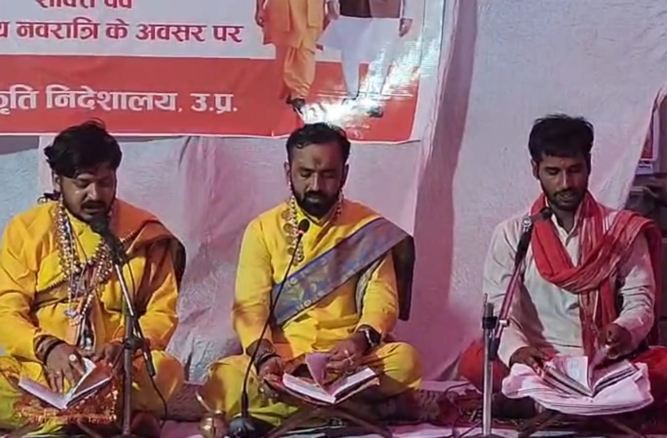 मन्दिर के कारीडोर परिसर में दुर्गा सप्तशती पाठ करते पुरोहित।
