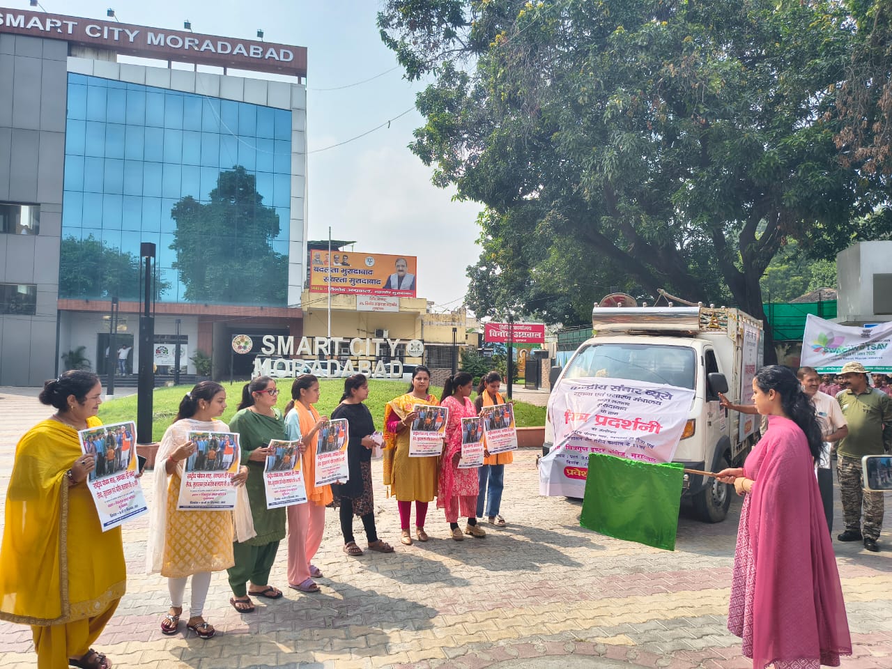 स्वच्छता ही सेवा कार्यक्रम के अंतर्गत नगर निगम कार्यालय मुरादाबाद से जन जागरूकता रैली को झंडी दिखाई संयुक्त नगर आयुक्त।