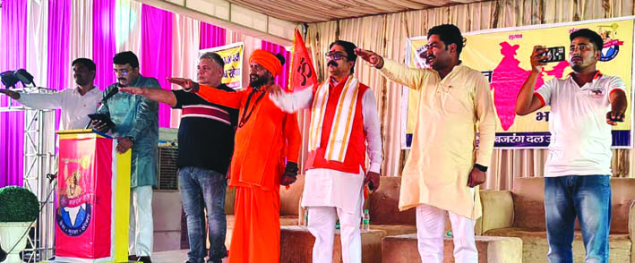 कार्यक्रम के दौरान युवाओं को शपथ दिलाते हुए