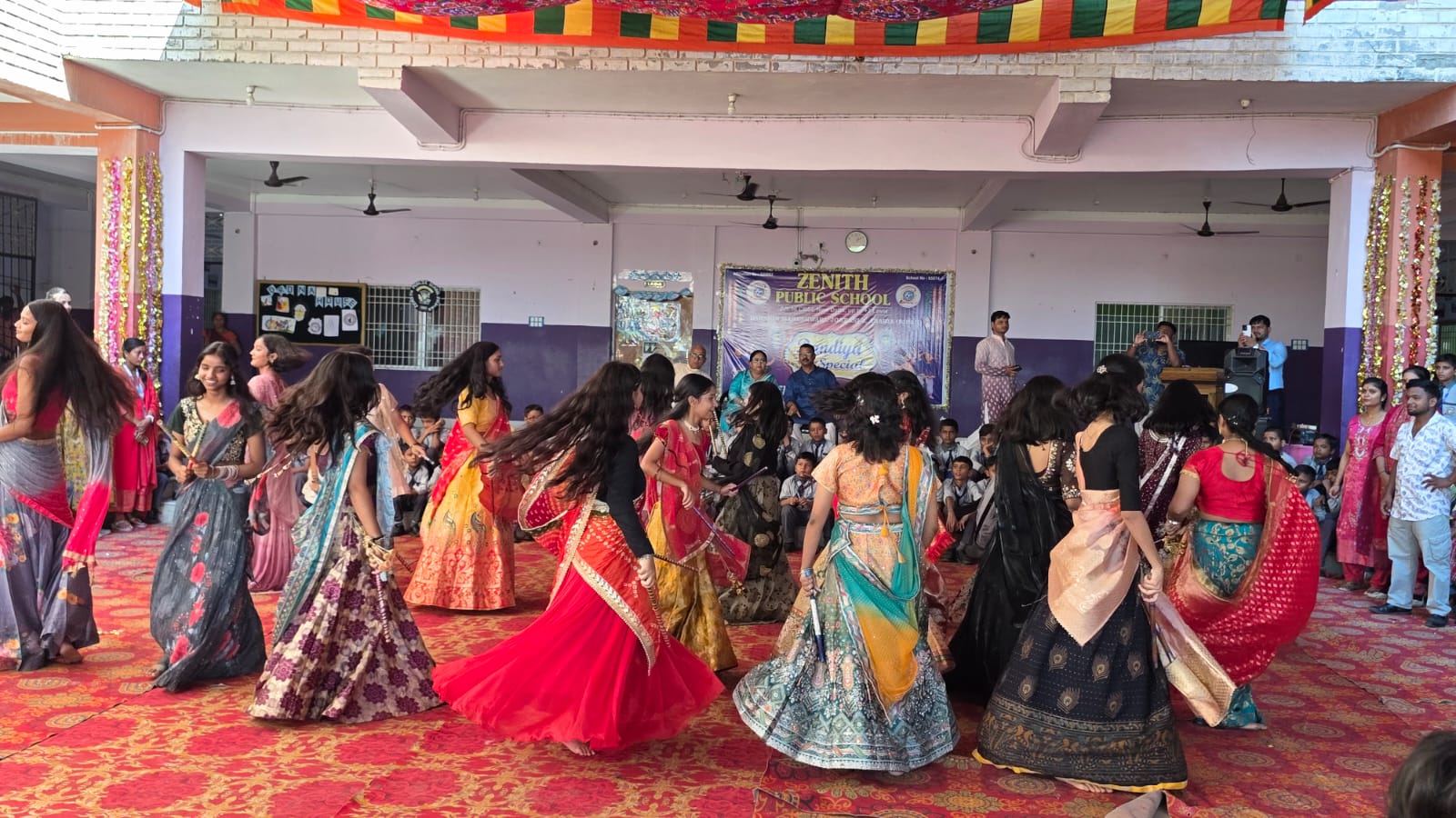 अररिया फोटो:डांडिया नृत्य करते स्कूली बच्चे