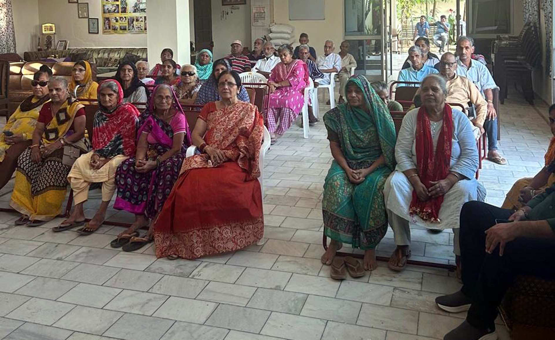 मोक्ष वृद्धाश्रम में रामायण देखते बुजुर्ग।