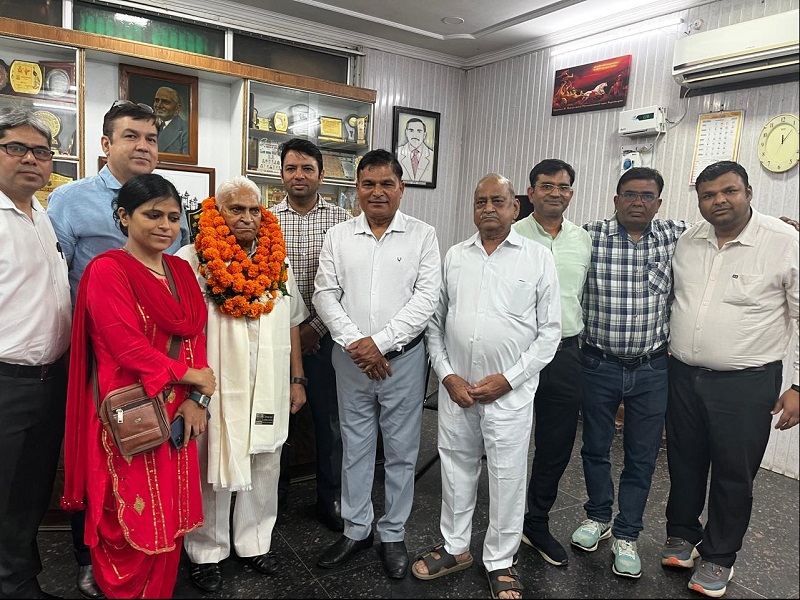 मुख्यमंत्री डॉ. मोहन यादव की मंशा के अनुरूप अशोक मजूमदार को सम्मानित किया।