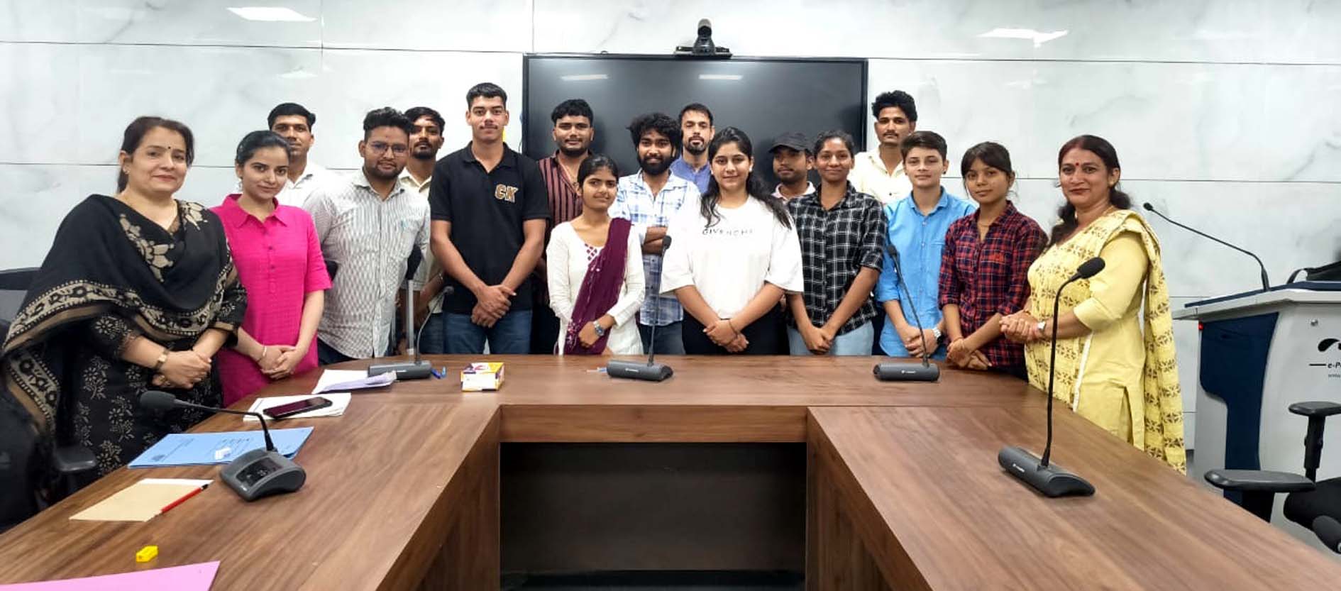 विजेताओं को सम्मानित करते प्राचार्य डॉ. विक्रमजीत सिंह।