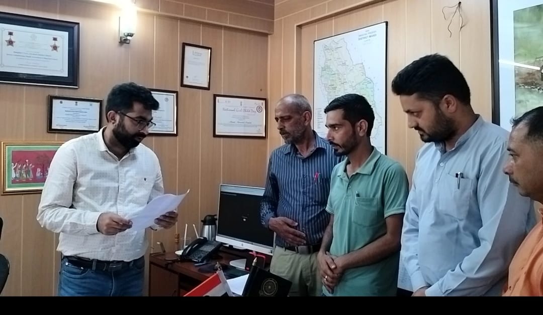 अतिरिक्त उपायुक्त को ज्ञापन सौंपते हुए।