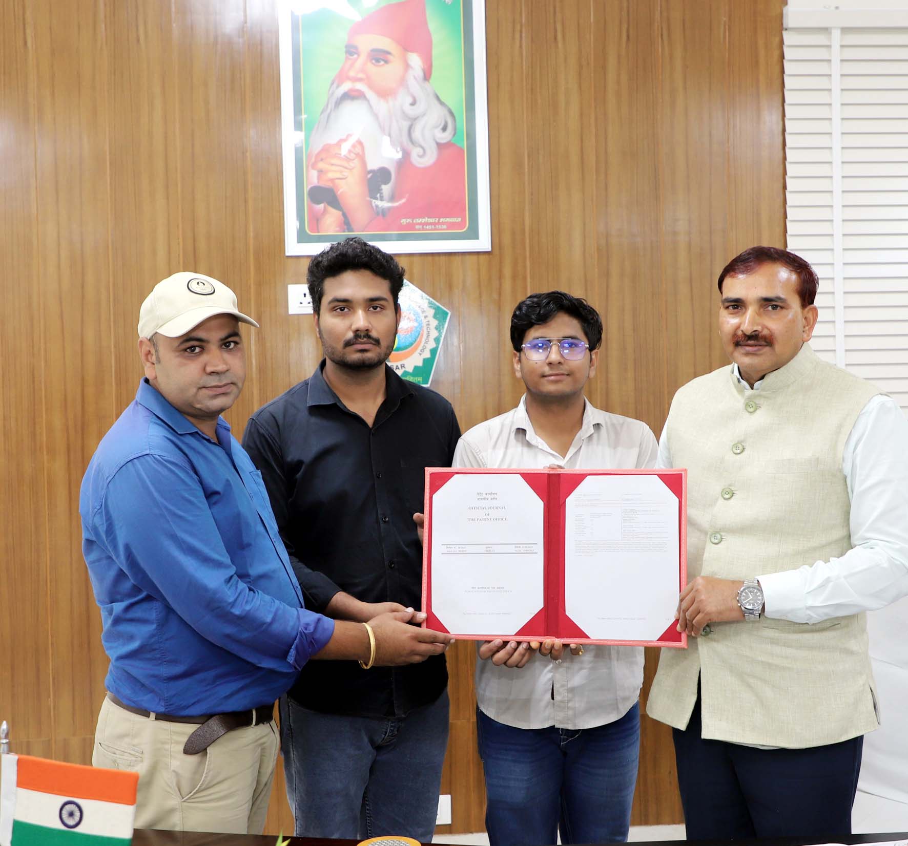कुलपति प्रो. नरसी राम बिश्नोई को पेटेंट प्रकाशन सौंपते डा. सरदूल सिंह धायल एवं विद्यार्थी।