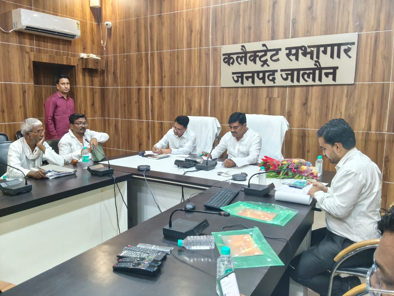 बैठक करते सभापति