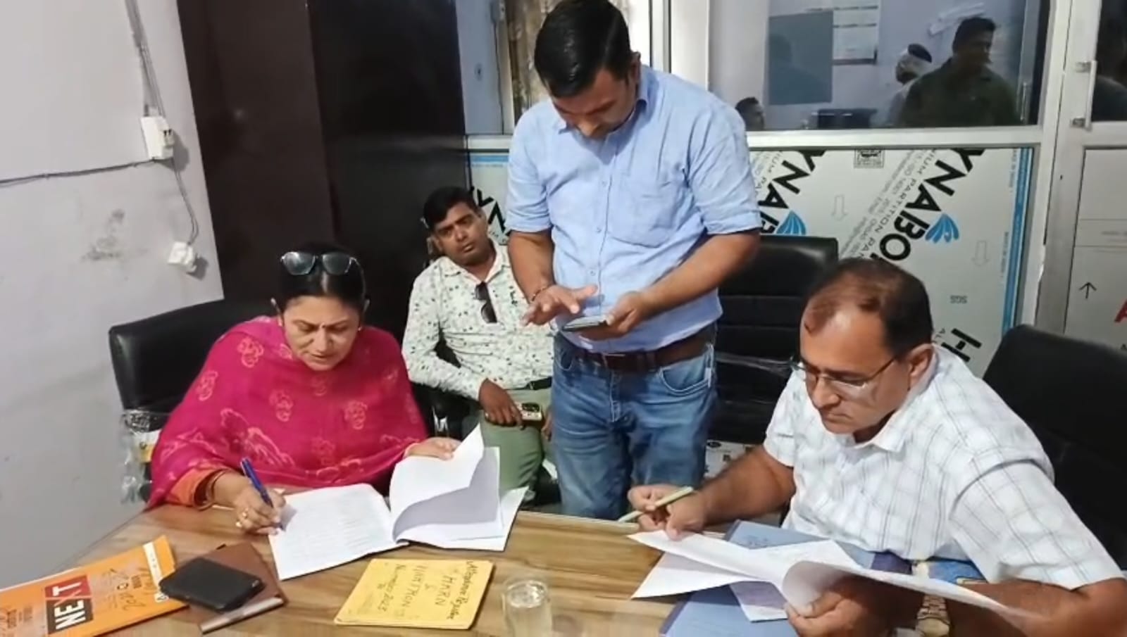 पालिका कार्यालय में जांच पड़ताल करते सीएम फ्लाइंग।