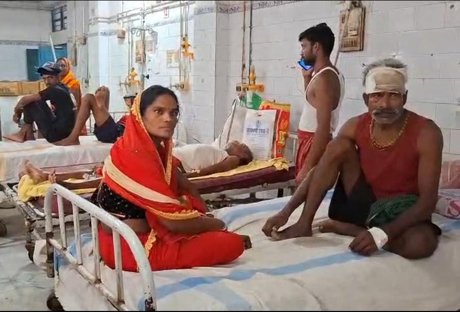 अस्पताल में इलाज कराता घायल अस्पताल में इलाज कराता घायल
