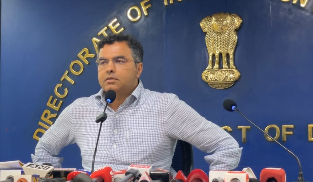 दिल्ली सचिवालय में  शुक्रवार को संवाददाता सम्मेलन करते दिल्ली के जल मंत्री प्रवेश साहिब सिंह