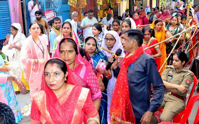मंदिर के बाहर खजाना मिलने की लाइन में लगी महिला श्रद्धालुओं का छायाचित्र