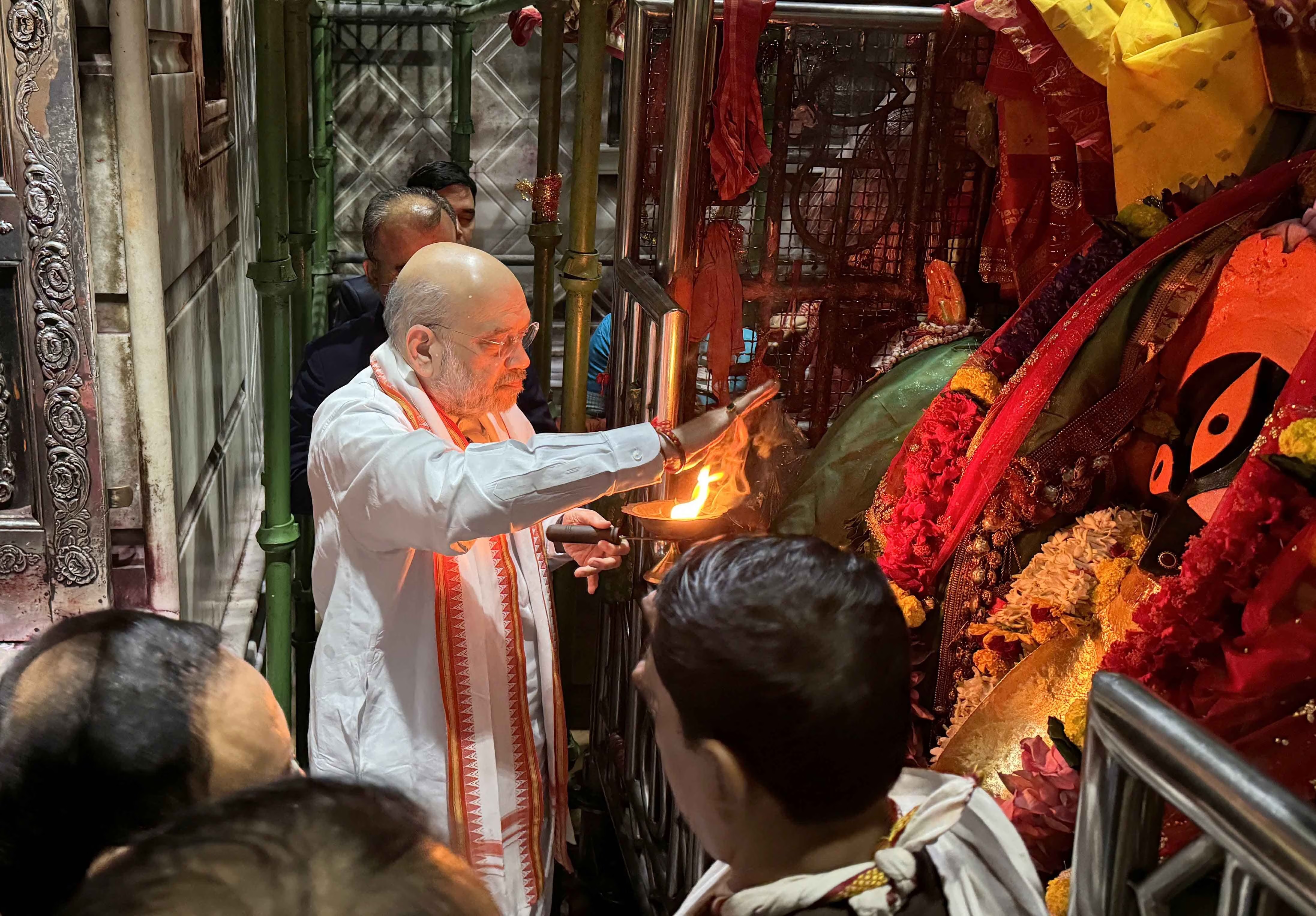 कालीघाट मंदिर में पूजन-अर्चन करते गृह मंत्री अमित शाह