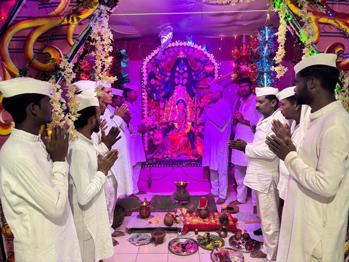 केन्द्रीय जेल रायपुर में बंदी माँ दुर्गा की भक्ति करते हुए