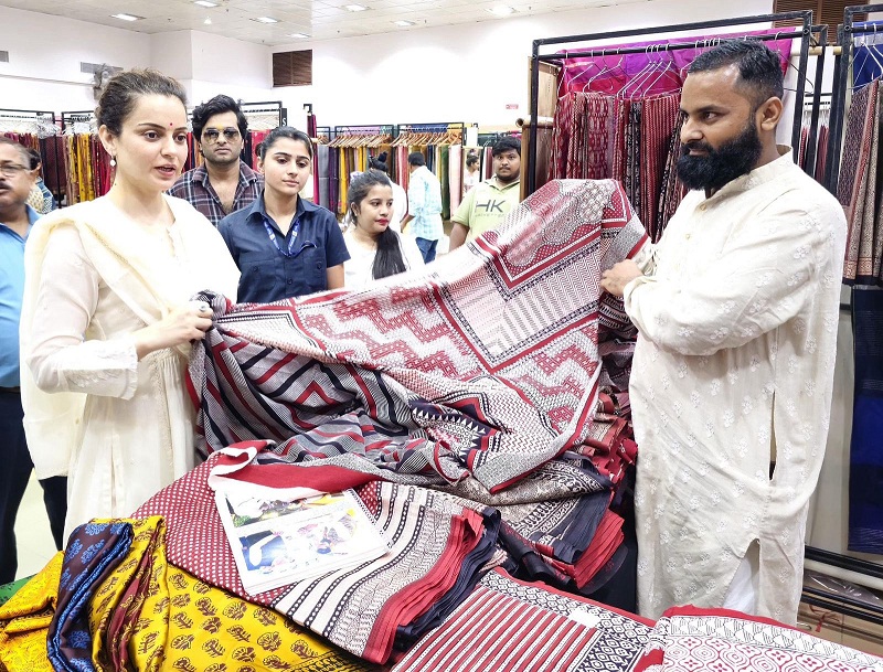कंगना रनौत ने मध्य प्रदेश के बाग प्रिंट शिल्पकार मोहम्मद आरिफ खत्री की कलाकृतियों की जमकर तारीफ़ की कंगना रनौत ने मध्य प्रदेश के बाग प्रिंट शिल्पकार मोहम्मद आरिफ खत्री की कलाकृतियों की जमकर तारीफ़ की