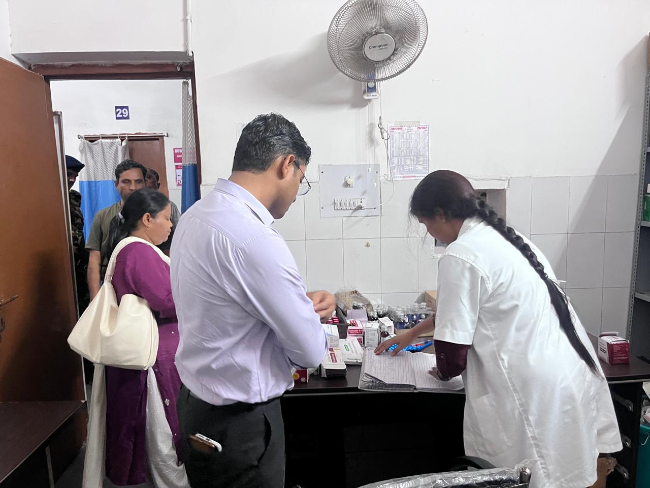 अस्पताल का निरीक्षण करते अधिकारी अस्पताल का निरीक्षण करते अधिकारी