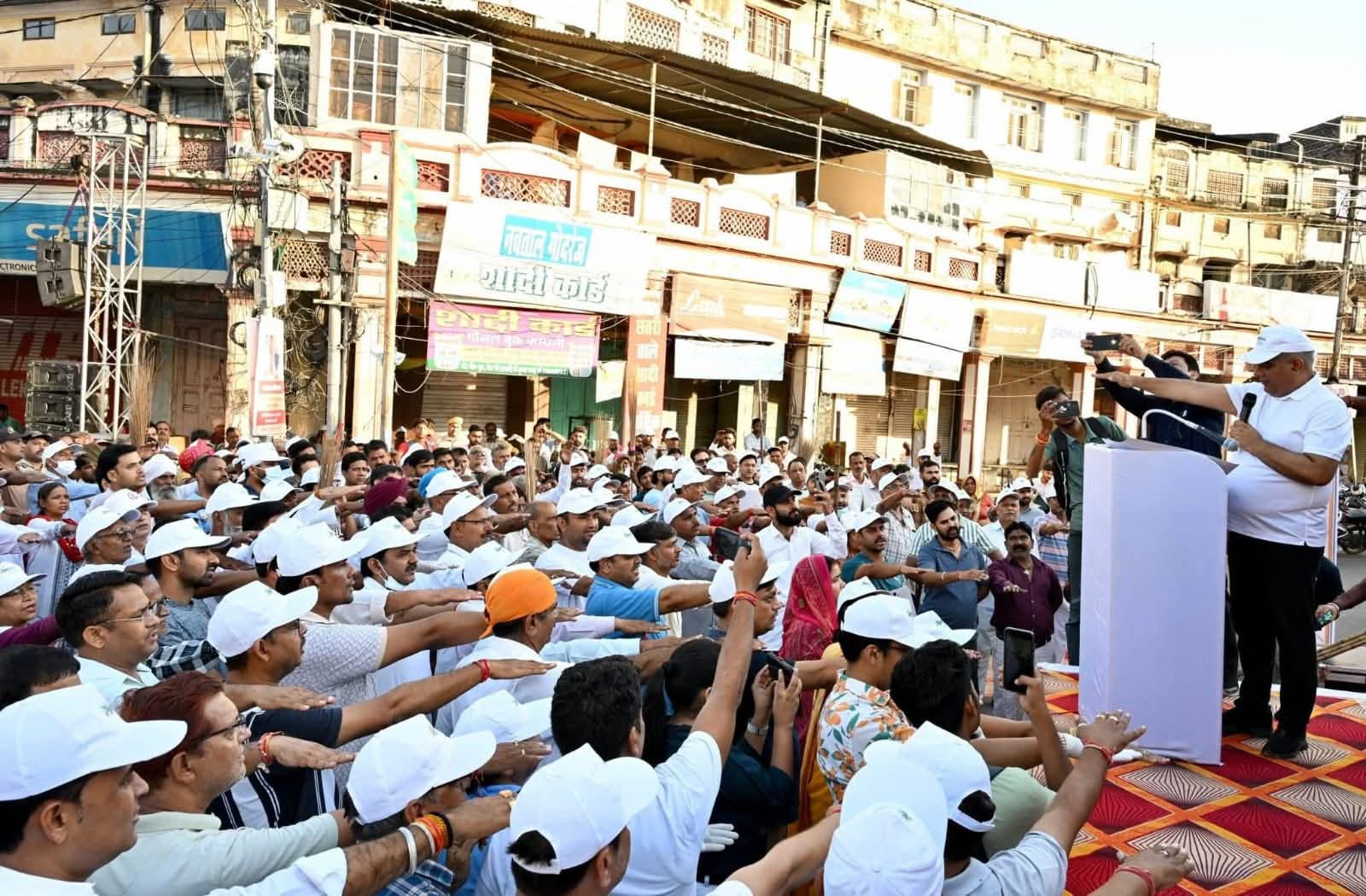 अलवर. कार्यक्रम में शामिल नेता व आमजन। अलवर. कार्यक्रम में शामिल नेता व आमजन।
