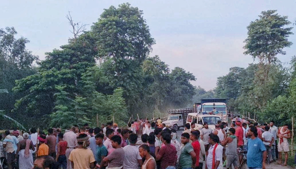 सड़क जाम करते हुए लोग