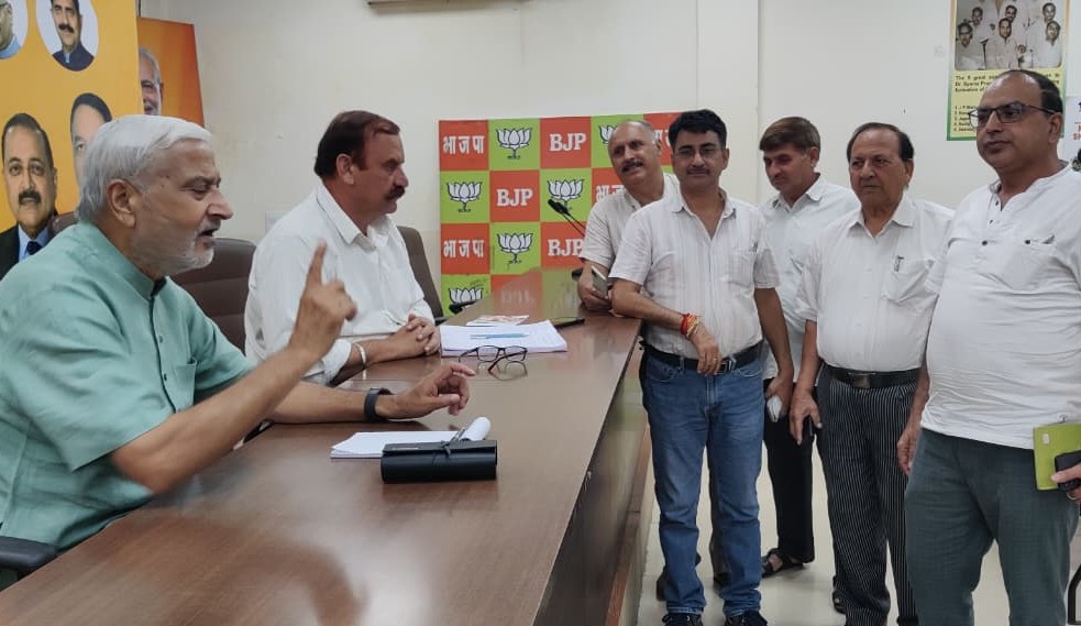 शाम लाल शर्मा ने भाजपा मुख्यालय में जन शिकायत शिविर लगाया शाम लाल शर्मा ने भाजपा मुख्यालय में जन शिकायत शिविर लगाया