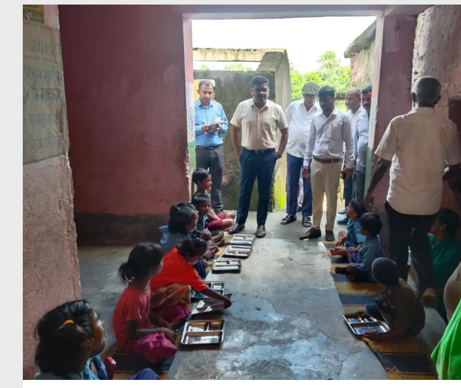 विद्यालय जांच करते एस डी एम विद्यालय जांच करते एस डी एम