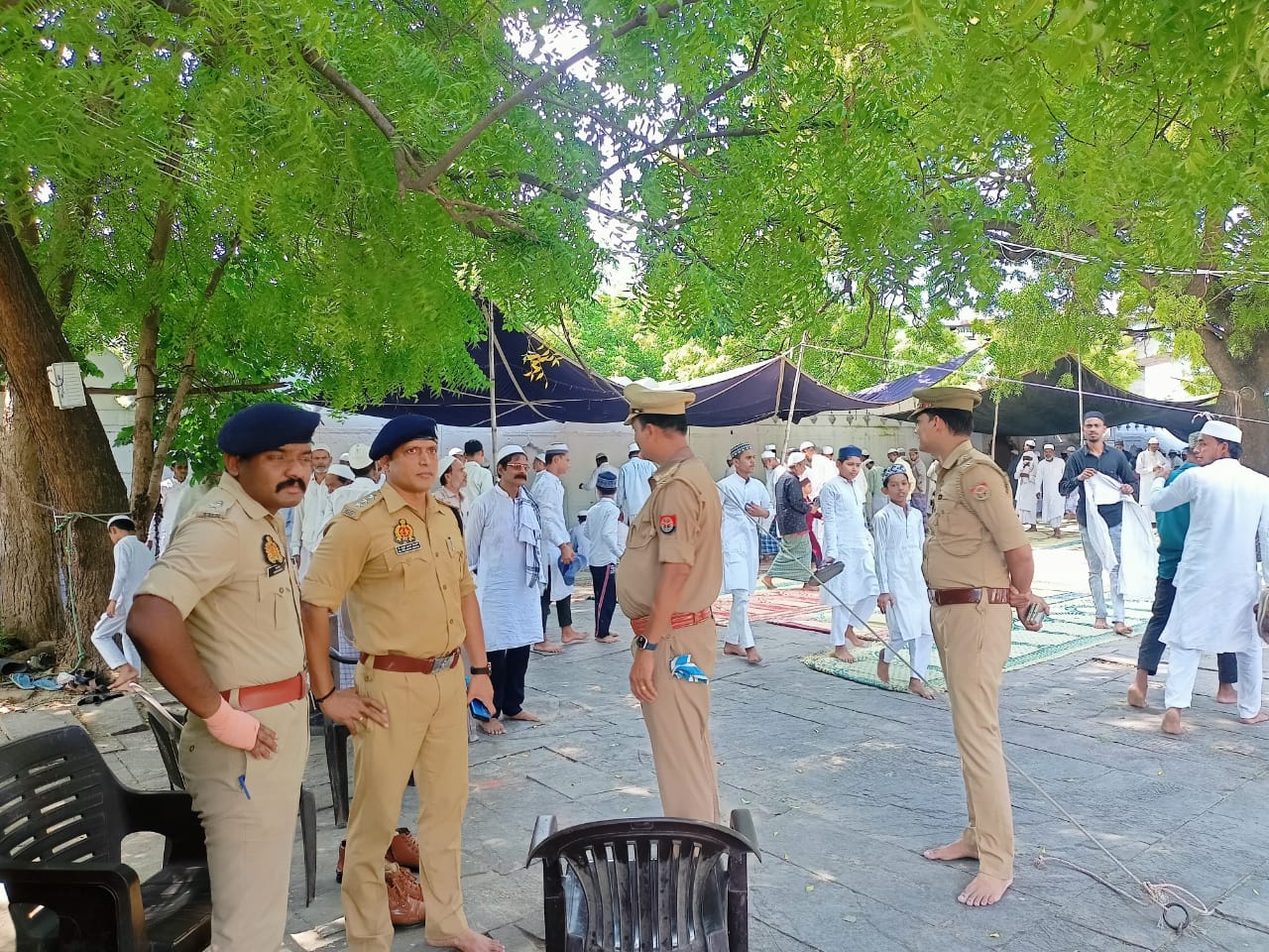 गश्त करते अफसर