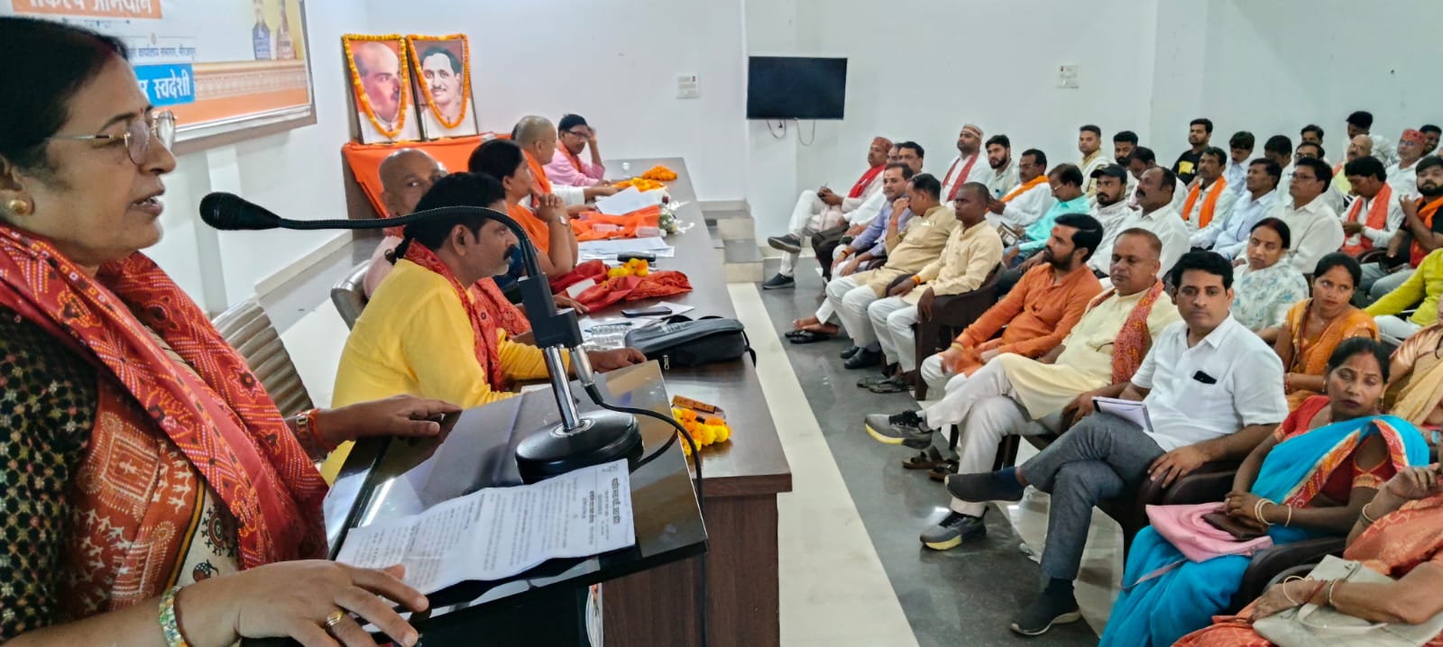 जिला कार्यशाला को सम्बोधित करती काशी क्षेत्र की क्षेत्रीय उपाध्यक्ष एवं जिला प्रभारी सरोज कुशवाहा ।