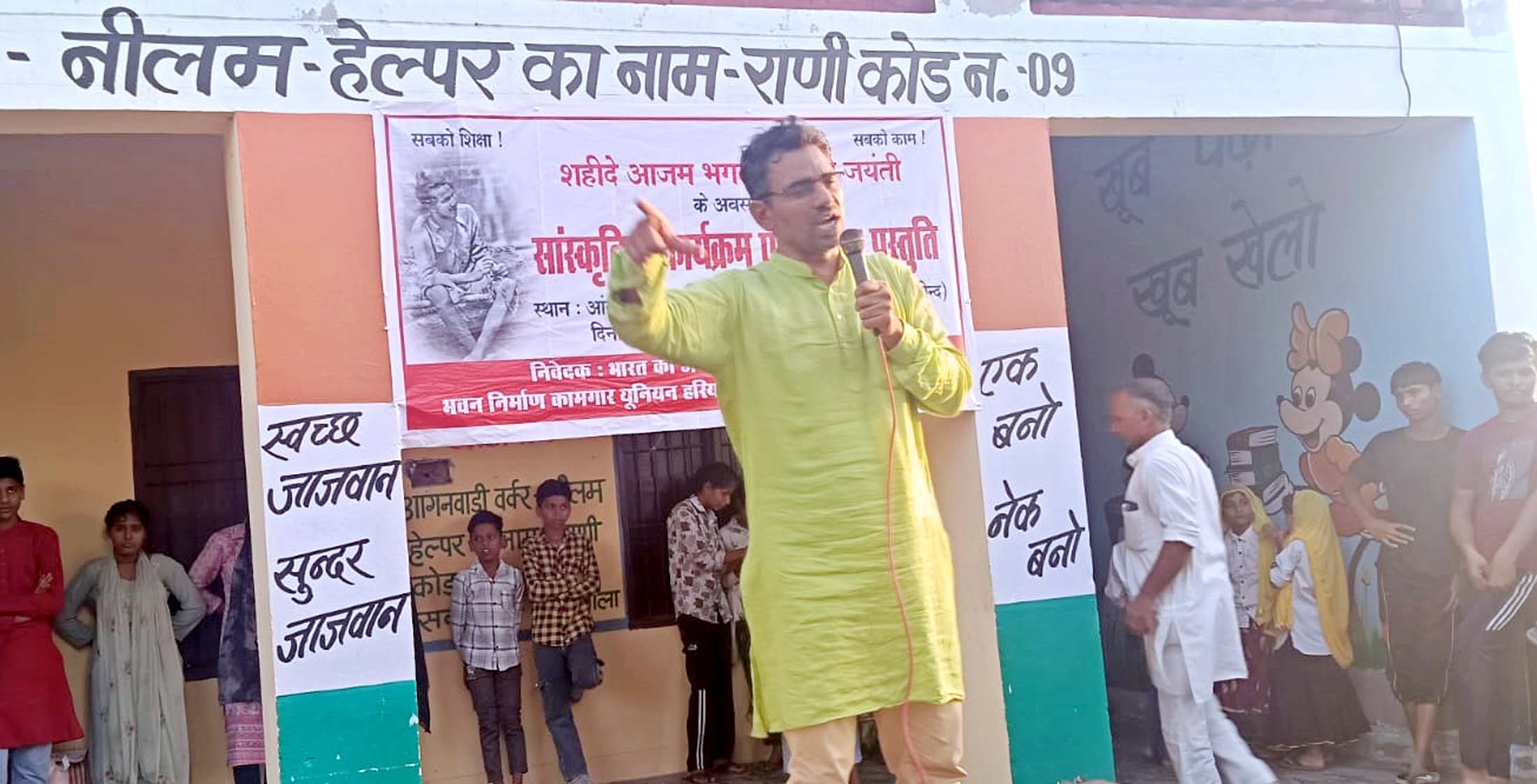 नाटक का मंचन करते हुए कलाकार।