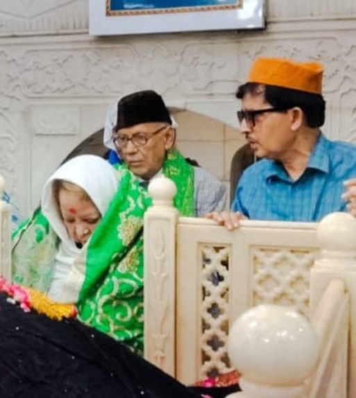चादर पेश करती सलमा अंसारी