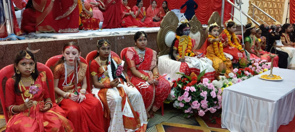 मराठा मंगल भवन में देवी का रूपधरकर बैठी हुई बालिकाएं।