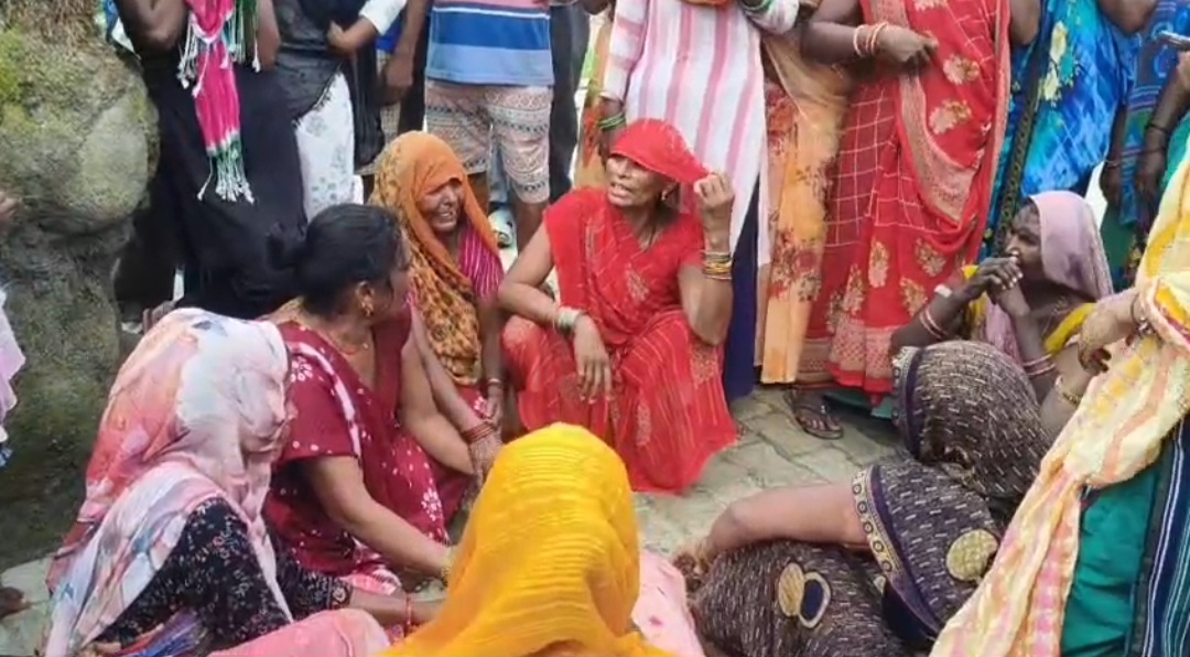 रोते बिलखते परिजन