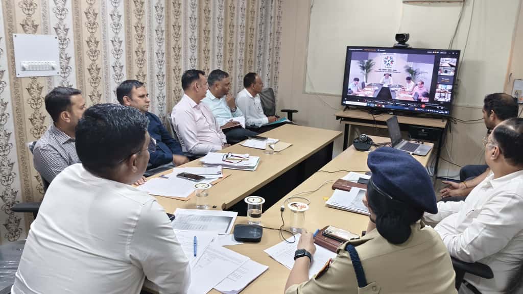 बैठक में मौजूद विभिन्न विभागों के अधिकारी। बैठक में मौजूद विभिन्न विभागों के अधिकारी।