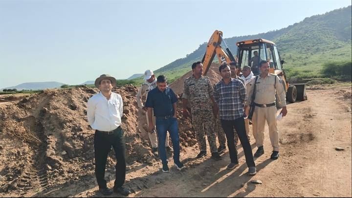 ग्वालियरः चार स्थानों पर डम्प अवैध रेत जब्त ग्वालियरः चार स्थानों पर डम्प अवैध रेत जब्त