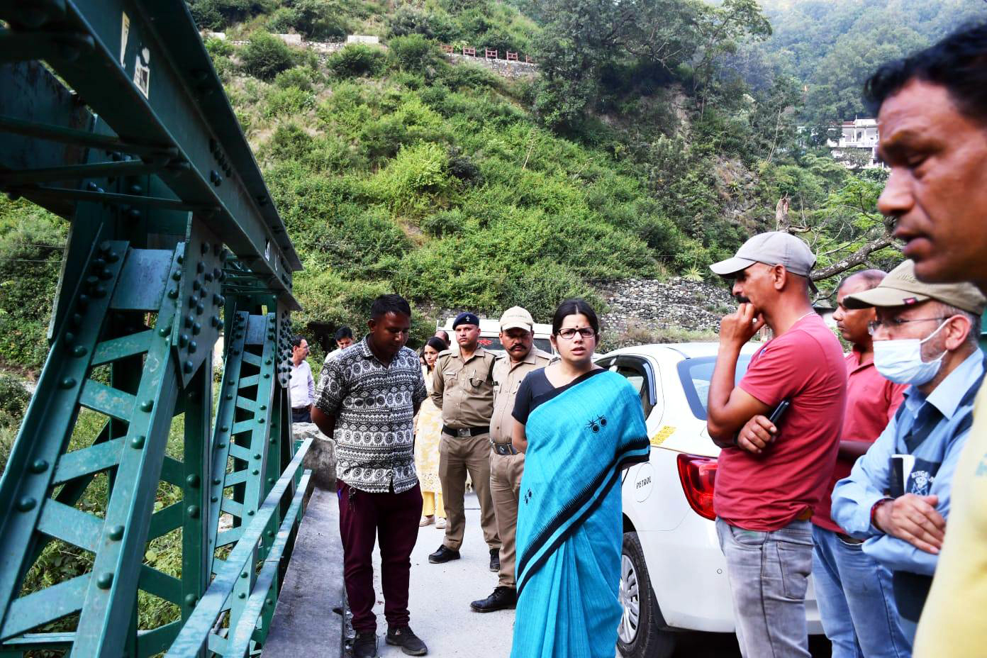 कैंचीधाम बाइपास का निरीक्षण करतीं डीएम वंदना सिंह।